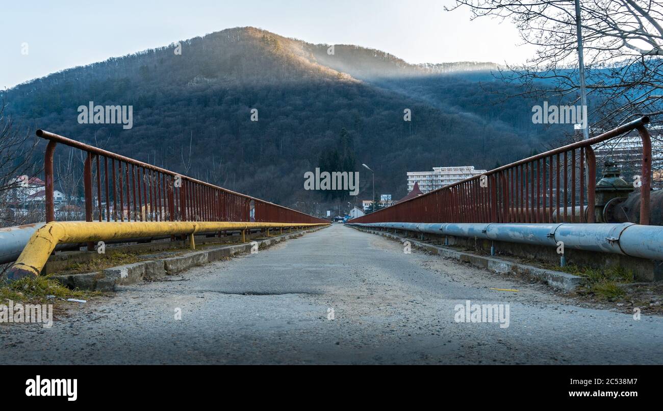 Strada asfaltata su un ponte con tubi colorati sui due lati di esso a Căciulata, Romania Foto Stock