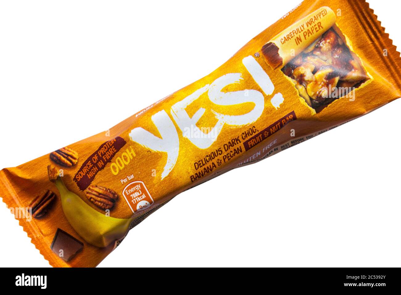 Sì delizioso choc scuro, banana & pecan frutta & noce bar su sfondo bianco - vegetariano, senza glutine, fonte di proteine, alta fibra Foto Stock