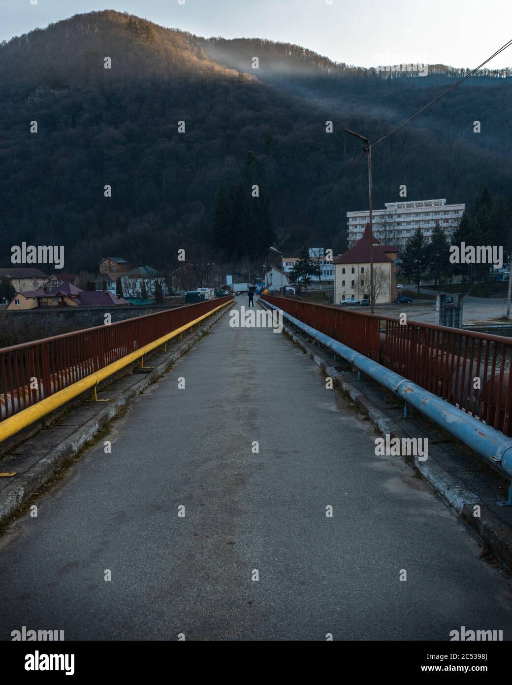 Strada asfaltata su un ponte con tubi colorati sui due lati di esso a Căciulata, Romania Foto Stock