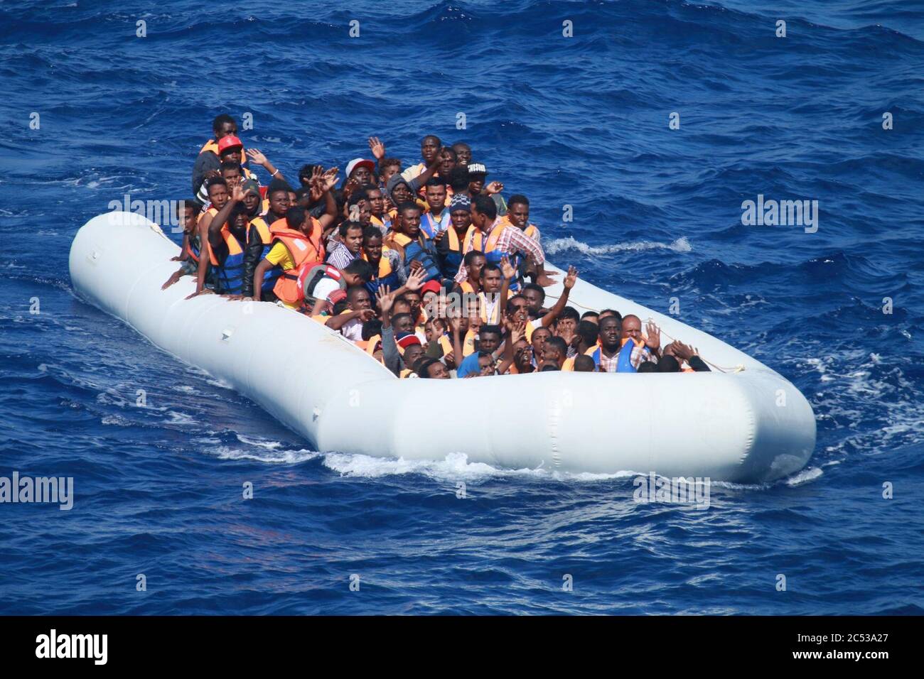 Imbarcazione gonfiabile che trasporta migranti in avvicinamento alla USS Carney (DDG-64) nel Mediterraneo 160729 Foto Stock
