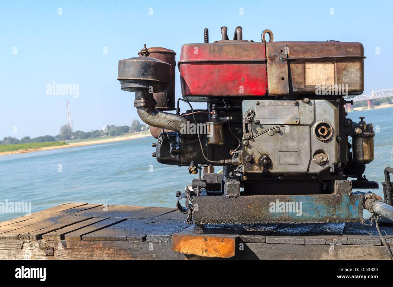 Vecchio motore su una barca di legno. Myanmar Foto Stock