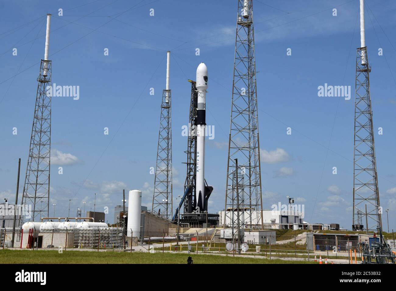 Kennedy Space Center, Stati Uniti. 30 giugno 2020. Un razzo SpaceX Falcon 9 è pronto per il lancio dal complesso 40 presso la stazione dell'aeronautica di Cape Canaveral martedì 30 giugno 2020. Falcon è il satellite GPS (Global Positioning) a bordo scheda che ha una maggiore capacità di segnale di navigazione rispetto alle versioni più pervie. Foto di Joe Marino/UPI Credit: UPI/Alamy Live News Foto Stock