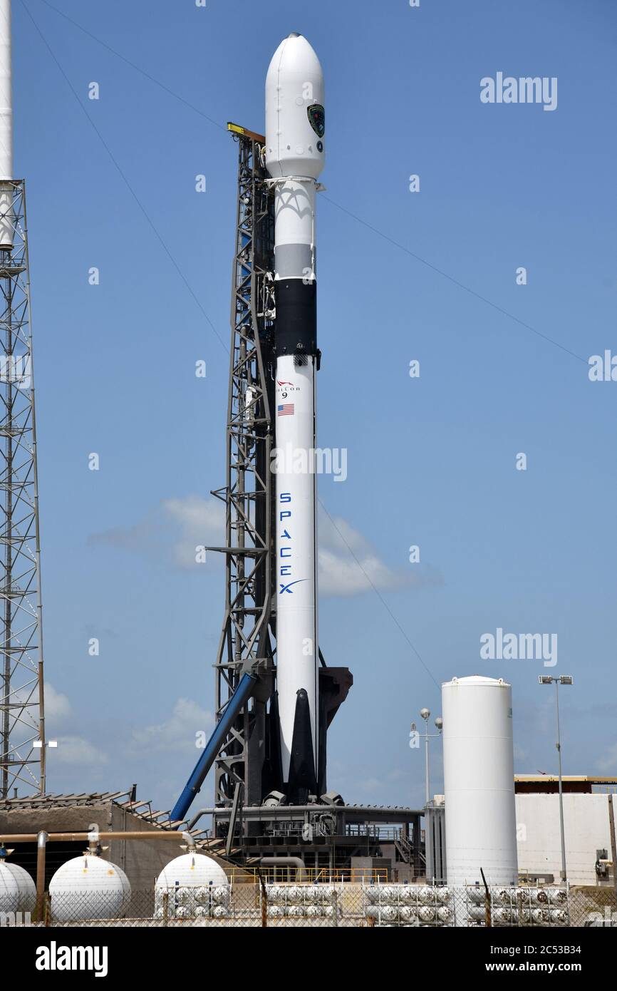 Kennedy Space Center, Stati Uniti. 30 giugno 2020. Un razzo SpaceX Falcon 9 è pronto per il lancio dal complesso 40 presso la stazione dell'aeronautica di Cape Canaveral martedì 30 giugno 2020. Falcon è il satellite GPS (Global Positioning) a bordo scheda che ha una maggiore capacità di segnale di navigazione rispetto alle versioni più pervie. Foto di Joe Marino/UPI Credit: UPI/Alamy Live News Foto Stock