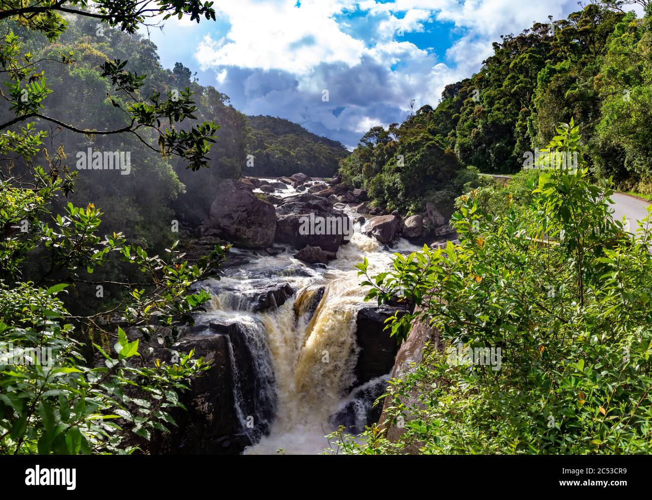 Il fiume bollente con una cascata nella foresta pluviale Foto Stock