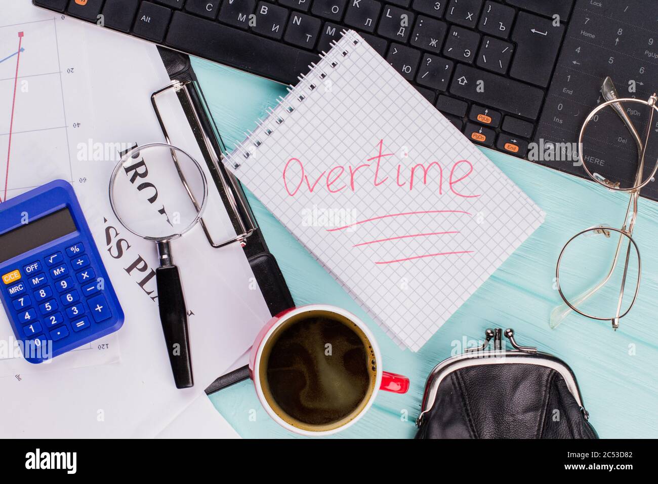 Sottolineato "tempo eccessivo" su notebook con accessori per ufficio su sfondo in legno. Foto Stock