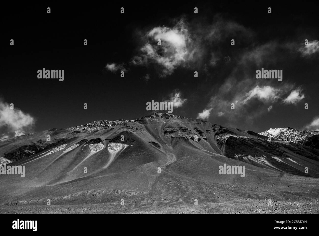 Ladakh, India. I Suoli della regione hanno colori distinti a causa del clima unico, la topografia e la vegetazione della regione. Marzo 20, 2014. Foto Stock