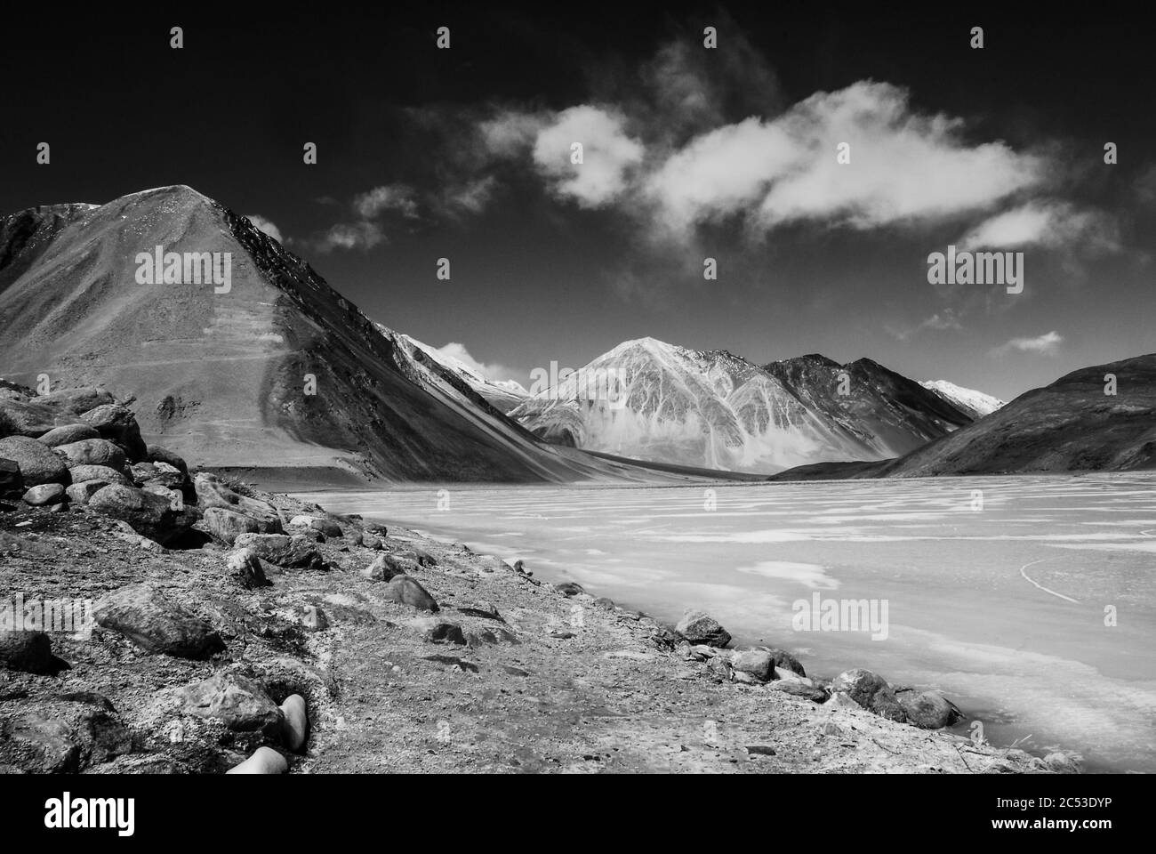 Ladakh, India. Il lago Pangong è una delle principali attrazioni turistiche in estate, quando si dice che cambi colore periodicamente. Prende su uno lo abbandonato Foto Stock