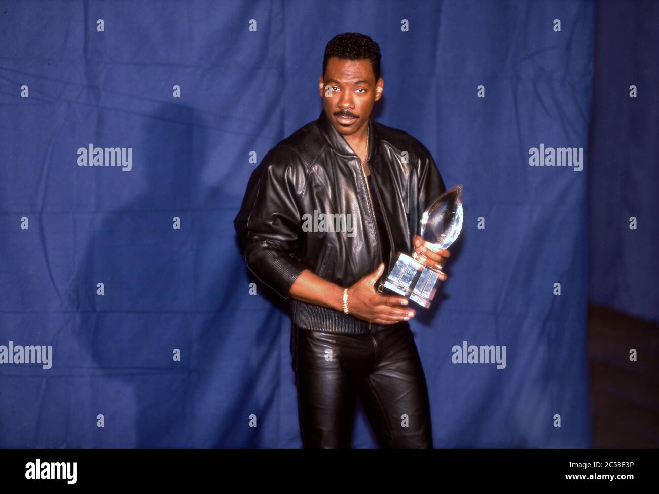 Attore/comico Eddie Murphy riceve un Peoples Choice Award intorno agli anni '80 Foto Stock