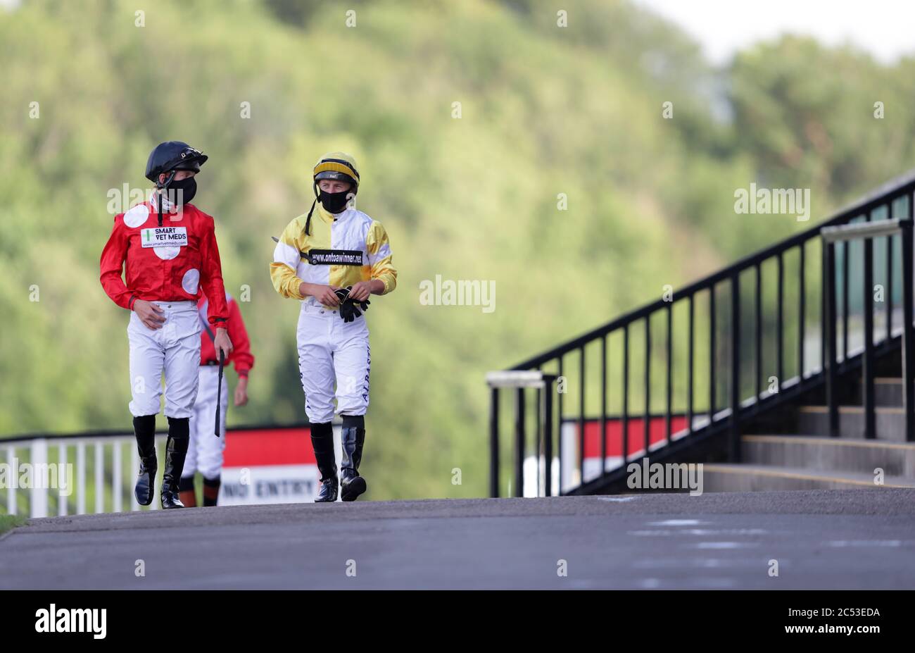 Thomas Greatrex e Tom Marquand si dirigono verso il Champion Hats Maiden Stakes all'ippodromo di Chepstow. Foto Stock