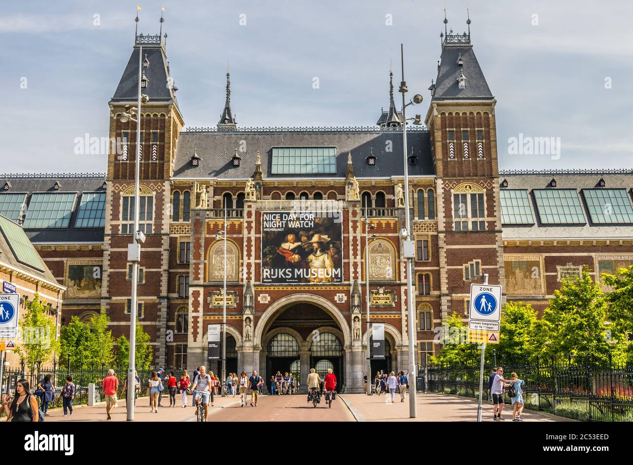 Amsterdam, Paesi Bassi - 18 luglio 2019: Il museo Rijksmuseum situato nella Piazza dei Musei nel quartiere di Amsterdam. Foto di alta qualità Foto Stock