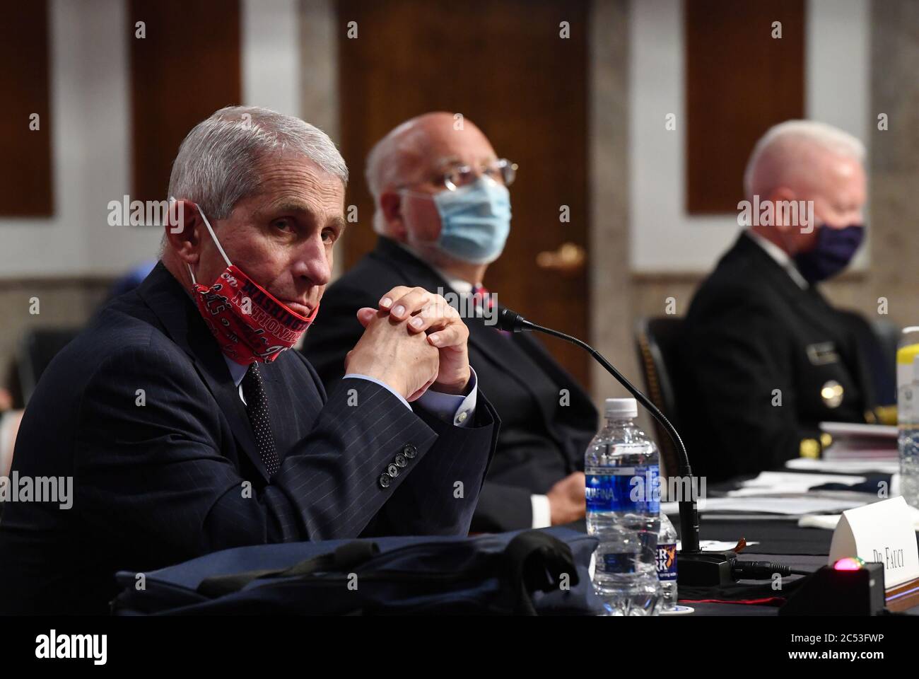 Il Dott. Anthony Fauci, direttore dell'Istituto Nazionale per le allergie e le malattie infettive, indossa una maschera facciale mentre testimonia davanti al Comitato di Salute, Educazione, lavoro e Pensioni del Senato (AIUTO) su Capitol Hill a Washington DC martedì 30 giugno 2020. Fauci e altri funzionari governativi della sanità hanno aggiornato il Senato su come tornare a scuola e sul posto di lavoro in tutta sicurezza durante la pandemia COVID-19. Credit: Kevin Dietsch/Pool via CNP | utilizzo in tutto il mondo Foto Stock