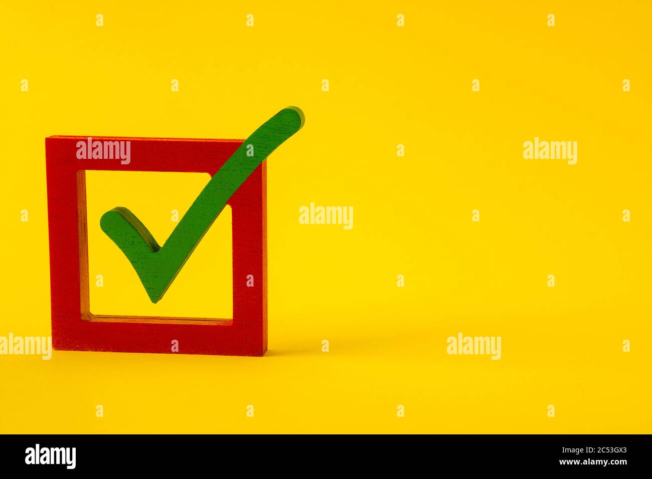 Vista ravvicinata della risposta positiva client CheckBox voting per il miglior servizio di marketing e-mail pubblicitario isolato su luminoso brillante brillante brillante brillante brillante brillante giallo brillante Foto Stock