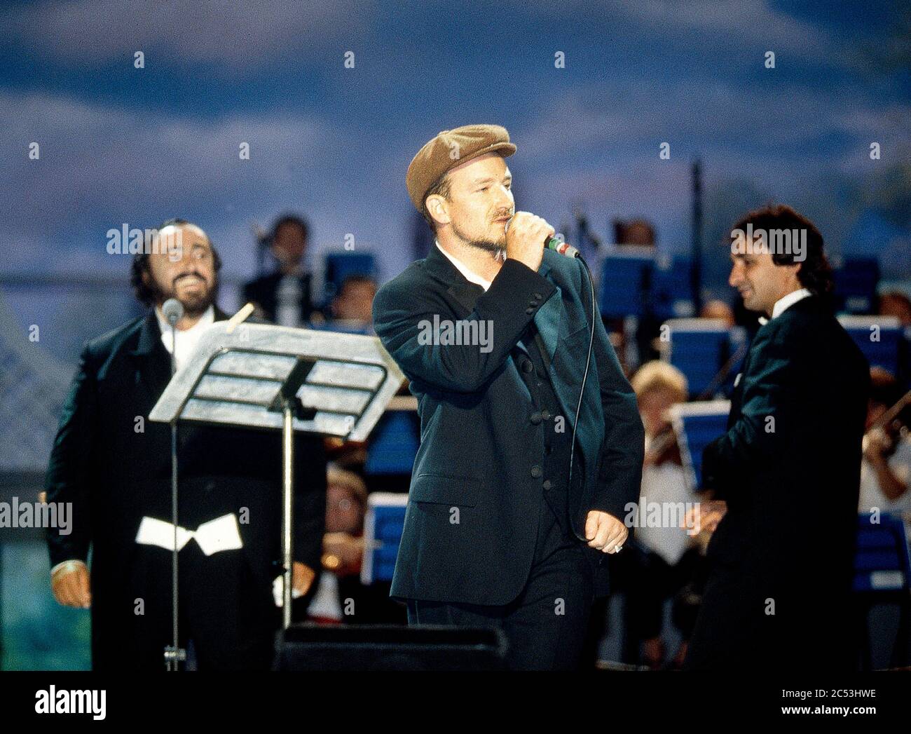 Pavarotti & Friends Concert a Modena, Italia 1995: Bono degli U2 cantando Foto Stock