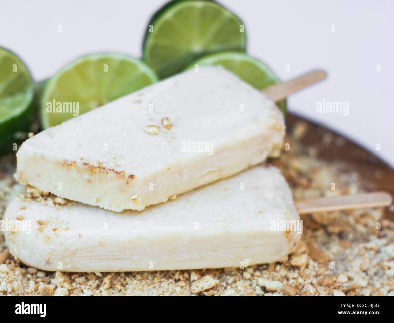 Gelati al gusto di lime sopra i biscotti sbriciolati Foto Stock