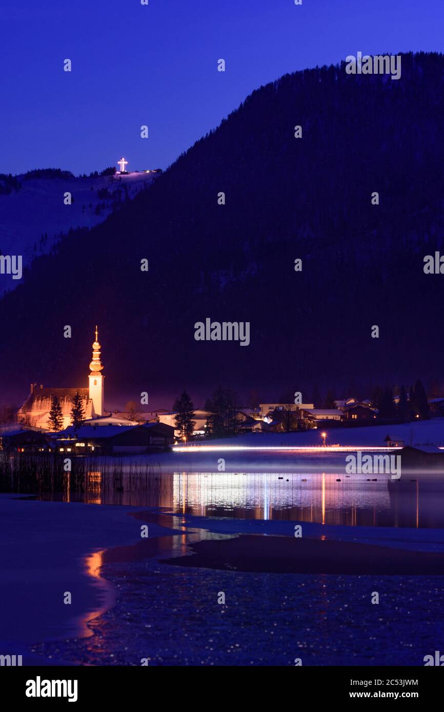 Ulrich al lago Pillersee, vista al villaggio di San Ulrich, chiesa, cima croce Jakobskreuz nelle Alpi Kitzbühel, Pillersee tal (valle del Pillersee), Ty Foto Stock