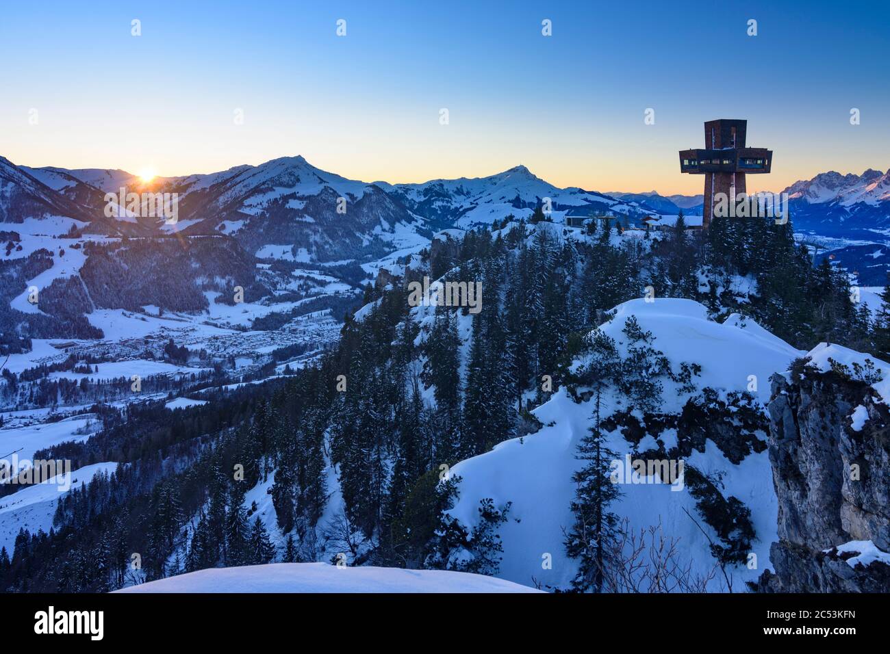 San Jakob in Haus, cima attraversare Jakobskreuz, monte Buchensteinwand, in fondo cima Kitzbüheler Horn, montagna Wilder Kaiser in Kitzbühel Foto Stock