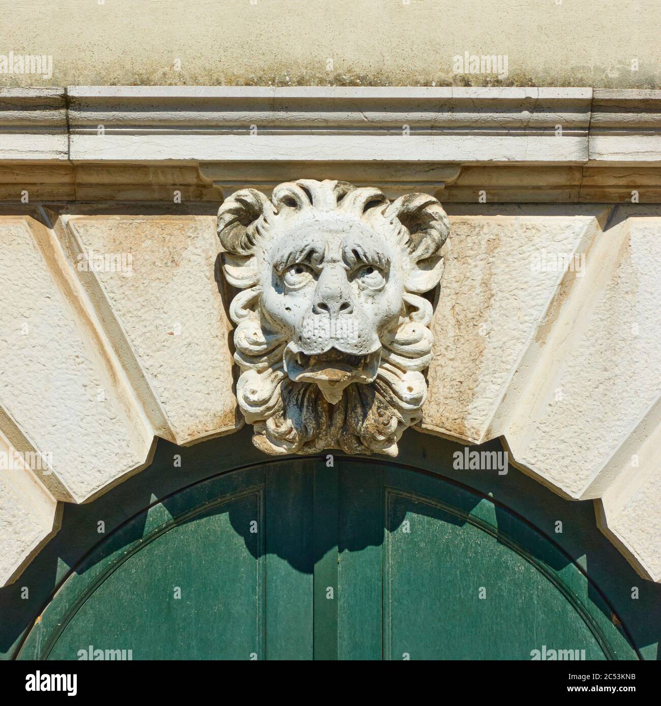 Leone testa chiave di pietra sulla parte anteriore del vecchio edificio veneziano, Venezia, Italia Foto Stock