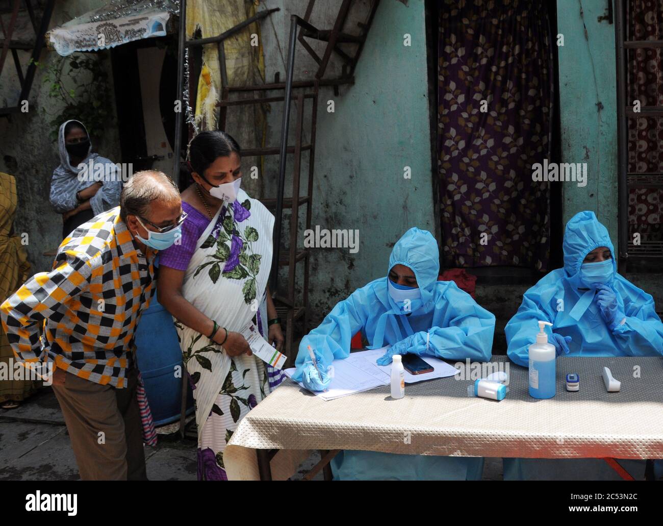 Una coppia si registra in un campo di screening corona.Maharashtra ha continuato a vedere un enorme sprurt in nuovi casi Covid-19 come lo stato registrato oltre 5,000 più pazienti con virus confermati nelle ultime 24 ore. Osservando la situazione dei casi in aumento, il governo Maharashtra ha esteso il blocco. Foto Stock