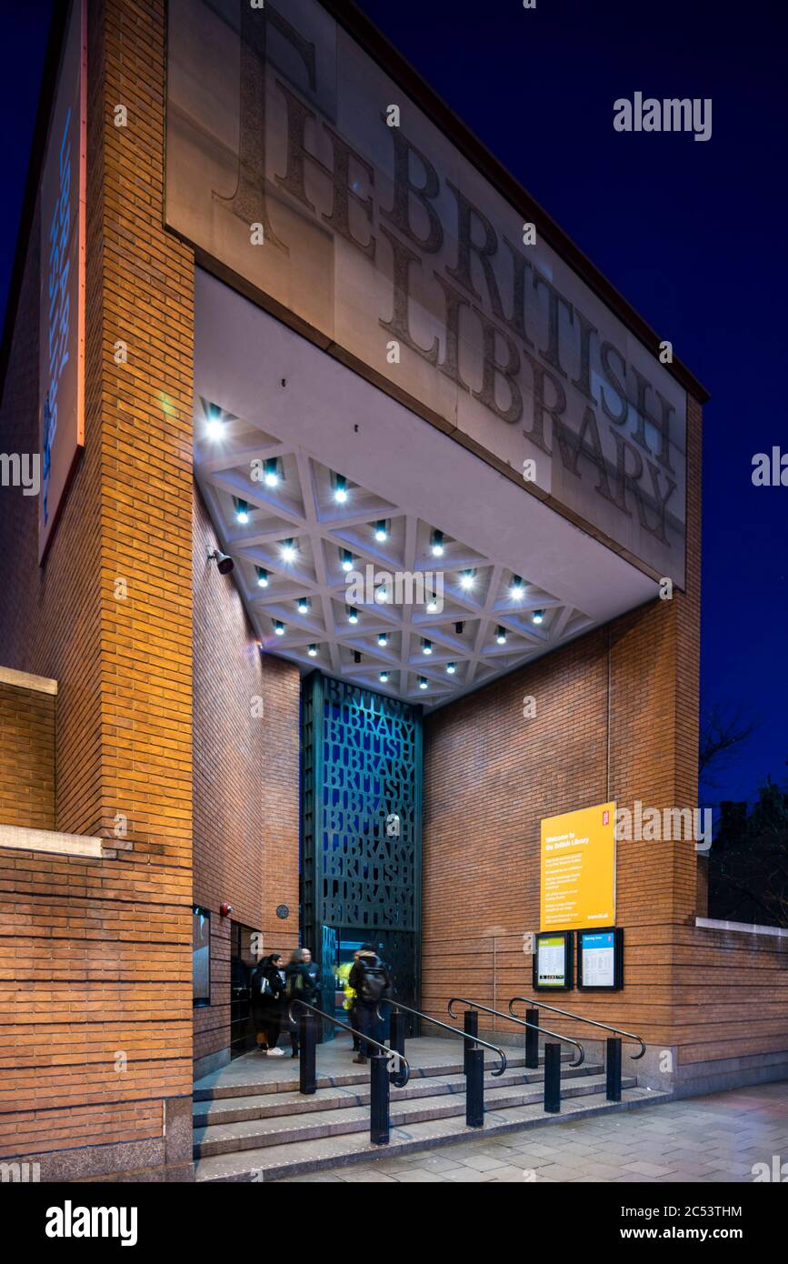 Vista obliqua dei cancelli metallici. British Library, Londra, Regno Unito. Architetto: Colin St John Wilson, 1998. Foto Stock