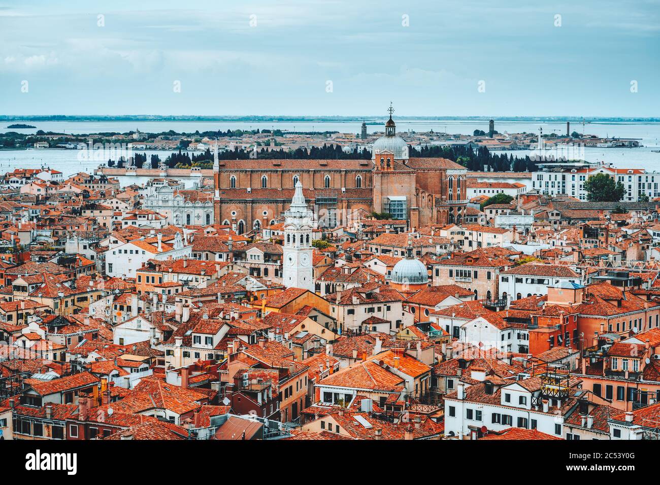 Vista panoramica sul tetto di Venezia. Vecchie case tradizionali con piastrelle arancioni. Foto Stock