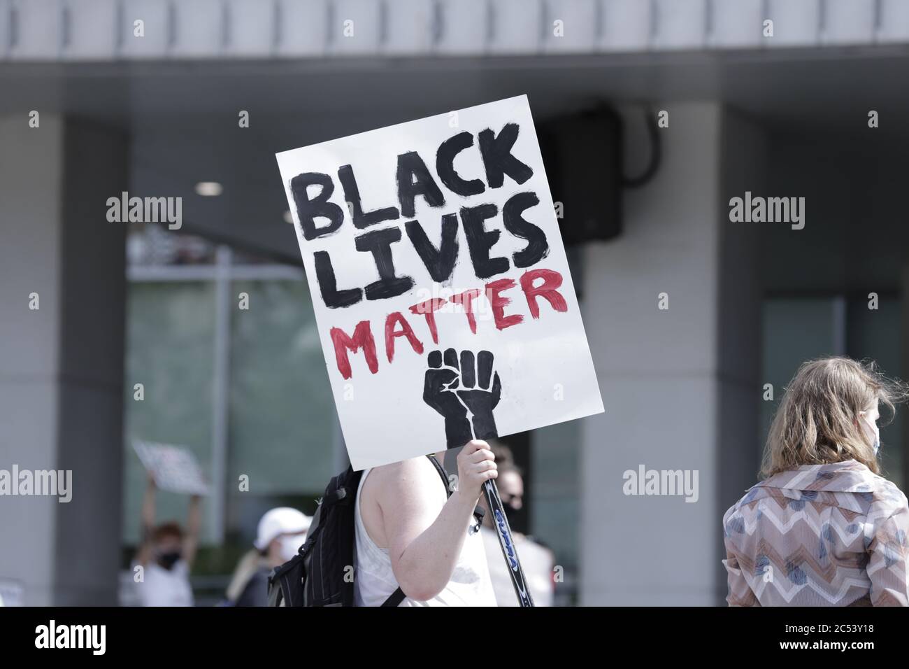 Un manifestante tiene in mano un poster che dice Black Lives Matter per sostenere il movimento contro il razzismo e Black Lives Matter Foto Stock