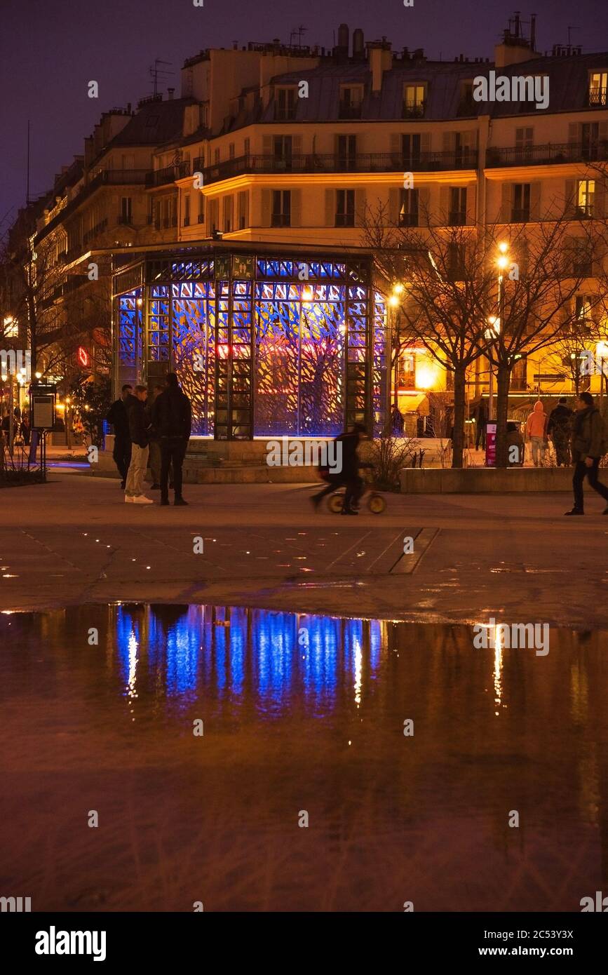 PARIGI, FRANCIA - 23 FEBBRAIO 2020: Persone la sera nel giardino Nelson-Mandela, ex Jardin des Halles, vicino al centro commerciale Forum de Halles Foto Stock