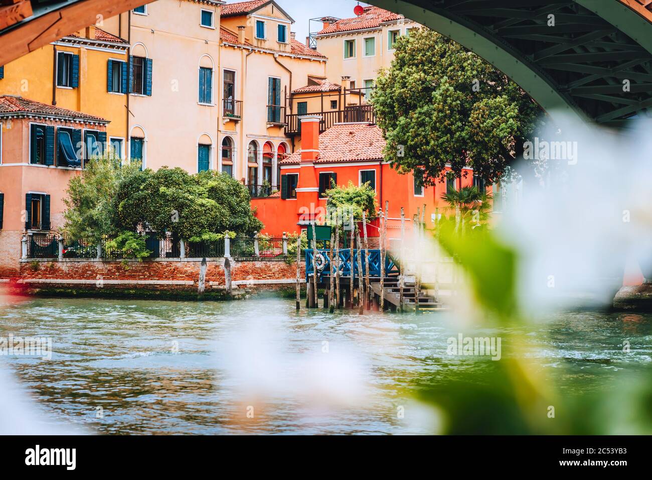 Antiche facciate di case sul Canal Grande, Venezia, Italia. Vintage edifici storici di architettura di Venezia sull'acqua nella stagione estiva. Foto Stock