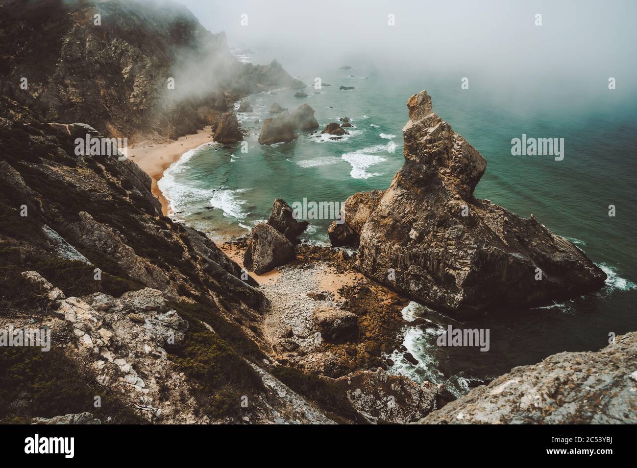 Sentra, Portogallo. Moody tempo nebbia alla spiaggia Praia da Ursa la mattina. Oceano Atlantico. Foto Stock