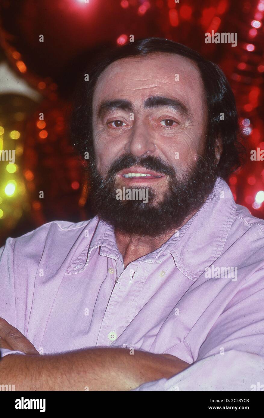 Luciano Pavarotti dopo il concerto presso la Sala Esposizioni di Earl's Court il 15 giugno 1999 Foto Stock