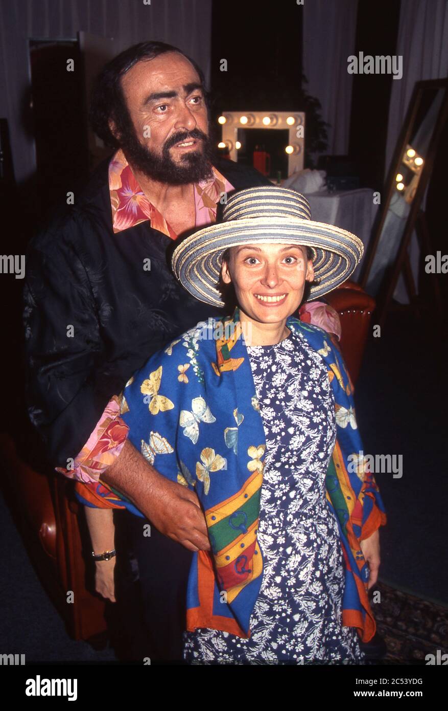Luciano Pavarotti dopo il concerto presso la Sala Esposizioni di Earl's Court il 15 giugno 1999 con la futura moglie Nicoletta Mantovani Foto Stock