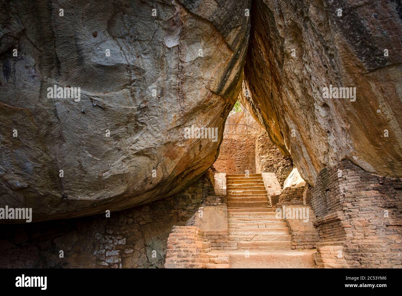 Le scale camminano attraverso le rocce sulla strada per la roccia di Sigiriya, Sri Lanka Foto Stock