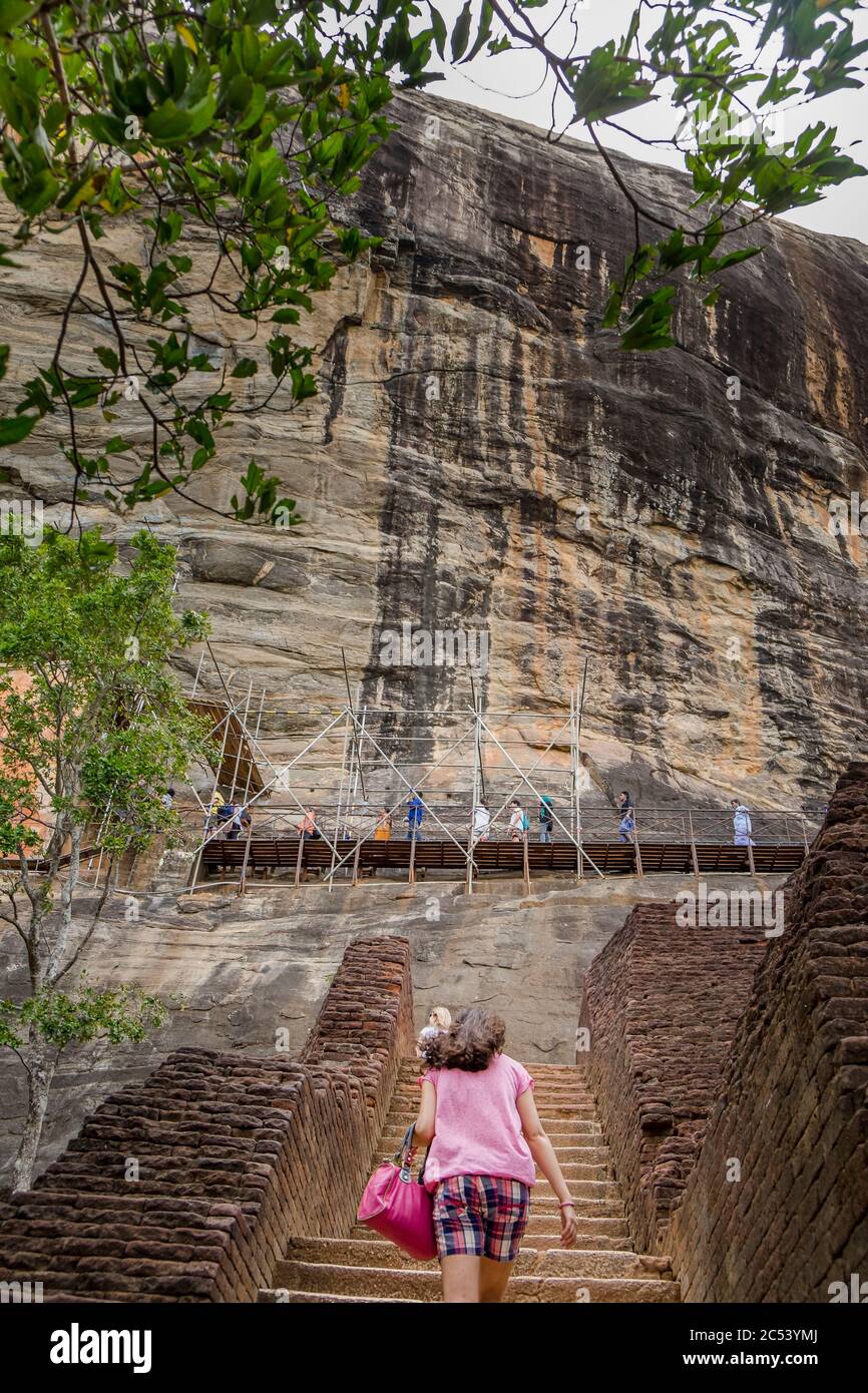 Arrampicandosi sulla roccia di Sigiriya, guardando in alto, Sri Lanka Foto Stock