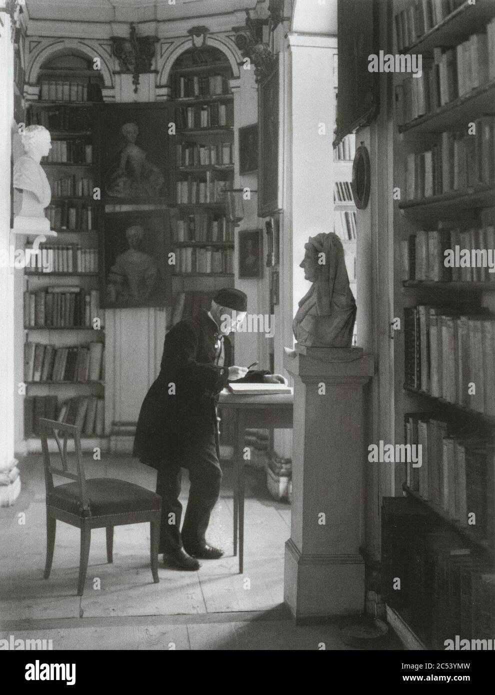 In der großherzoglichen Bibliothek, um 1904–1905. Foto Stock