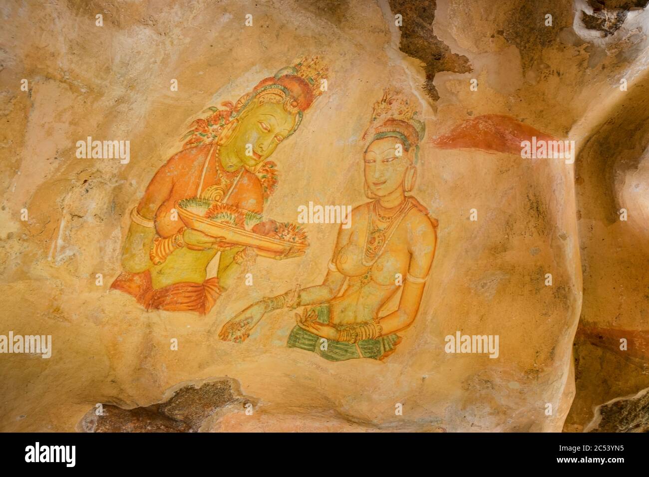 Pittura murale in una grotta nella roccia di Sigiriya, Sri Lanka Foto Stock