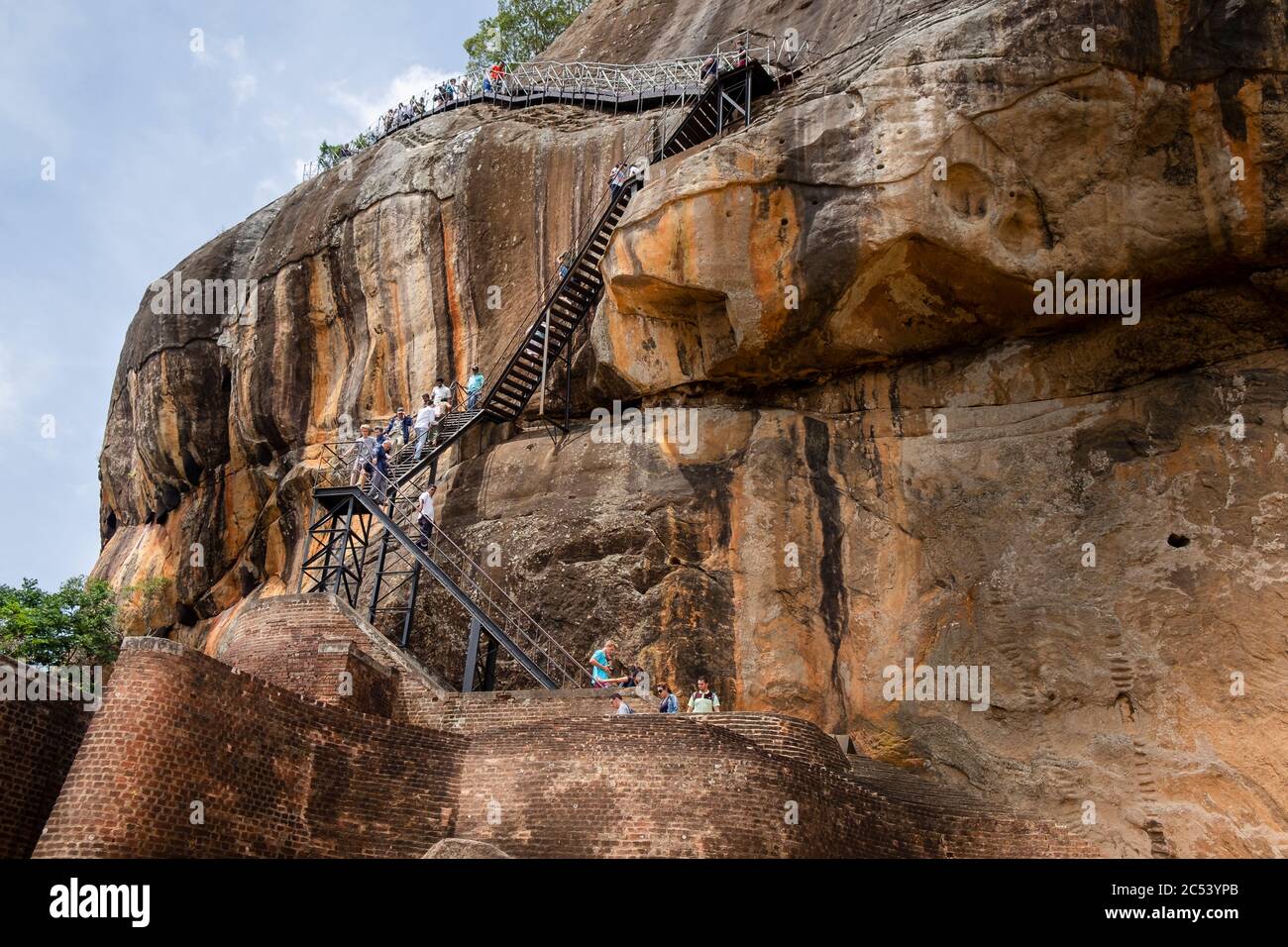 Ripide scale per salire la roccia di Sigiriya, Sri Lanka Foto Stock