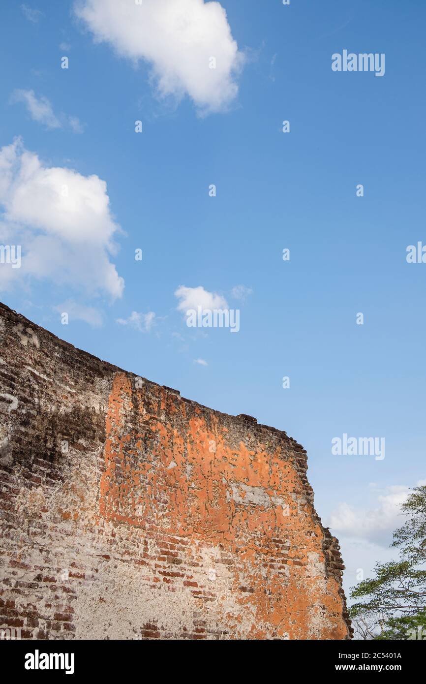 Muratura di una rovina intemperie nella vecchia capitale dello Sri Lanka, Polonnaruwa Foto Stock