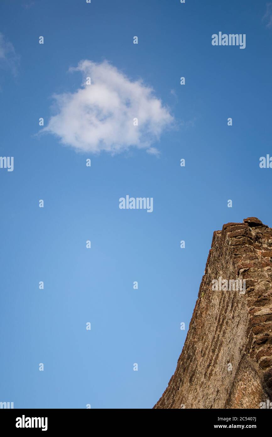 La muratura dilapide di una rovina contro un cielo blu nella vecchia capitale dello Sri Lanka, Polonnaruwa Foto Stock