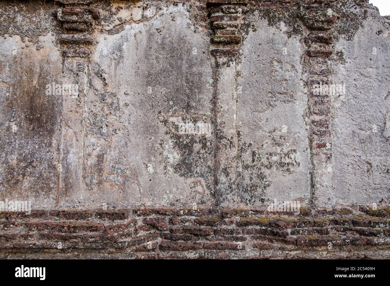 Muro intemperie nella vecchia capitale dello Sri Lanka, Polonnaruwa Foto Stock