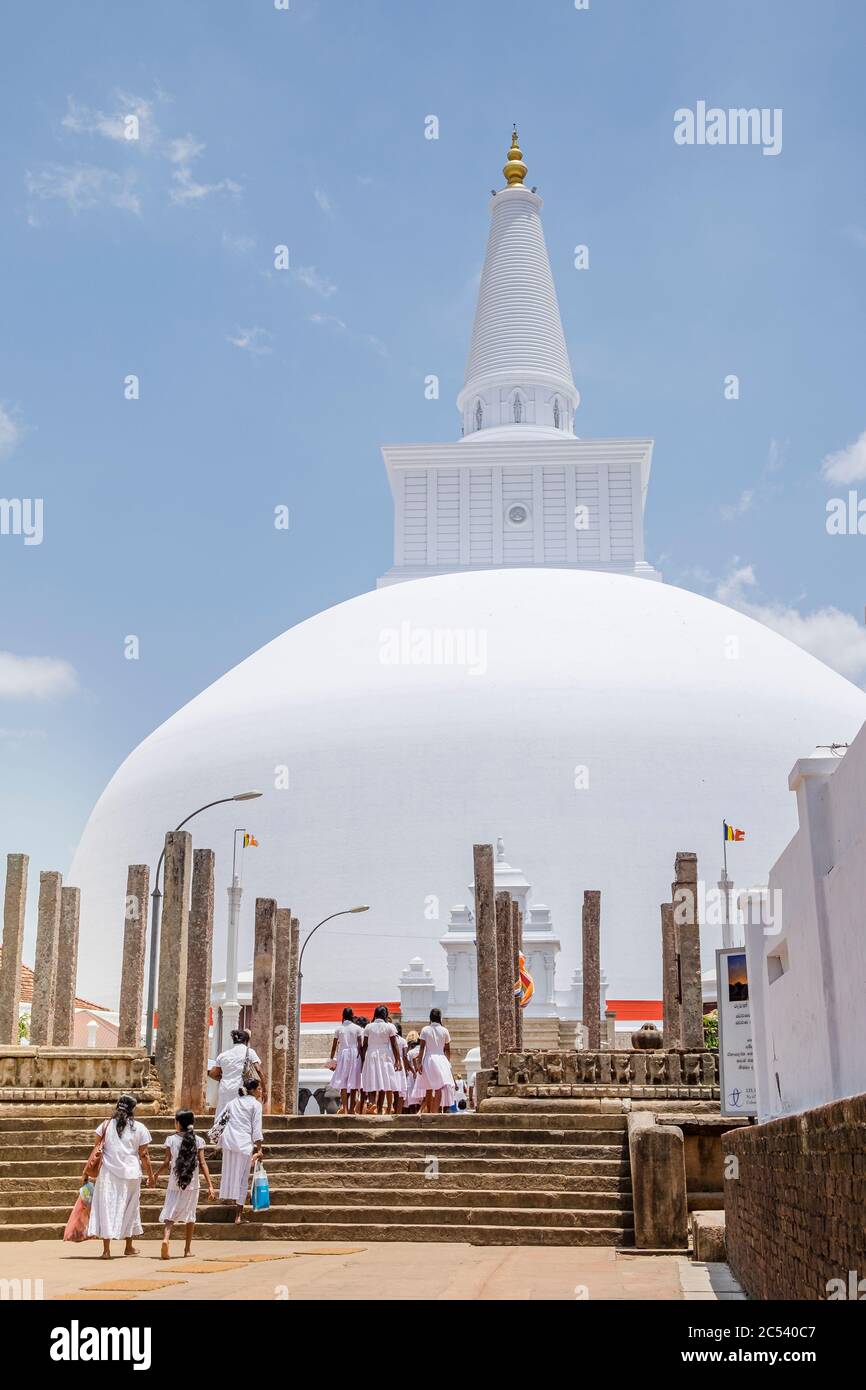 Dagoba bianco, tetto a cupola di un tempio in Sri Lanka Foto Stock