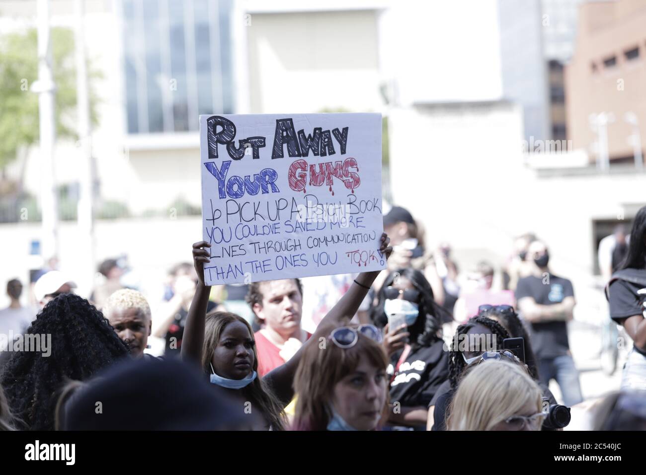 Una giovane donna vista nella folla che regge su un cartello a Black Lives materia protesta al Hamilton City Hall Foto Stock