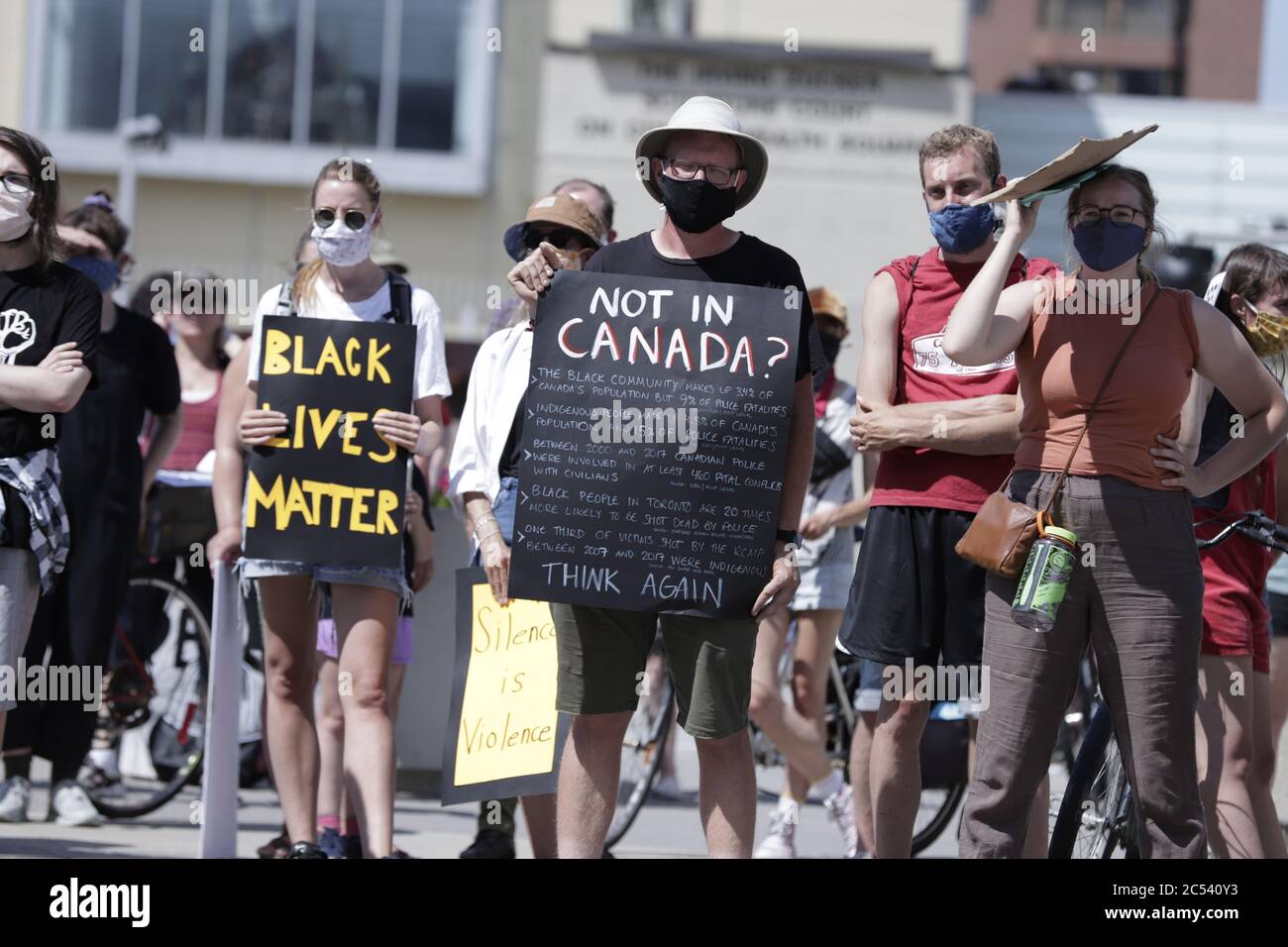 I manifestanti canadesi marciano e tengono i manifesti lungo le strade per sostenere l'anti razzismo e la questione Black Lives Foto Stock