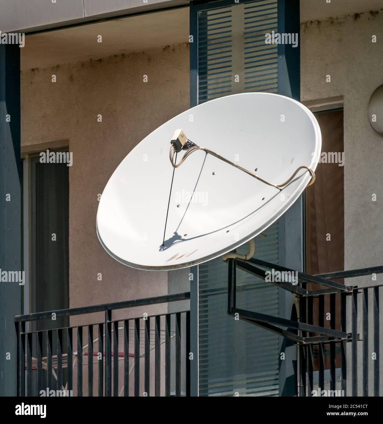 Antenna parabolica o parabola satellitare su un balcone Foto stock - Alamy