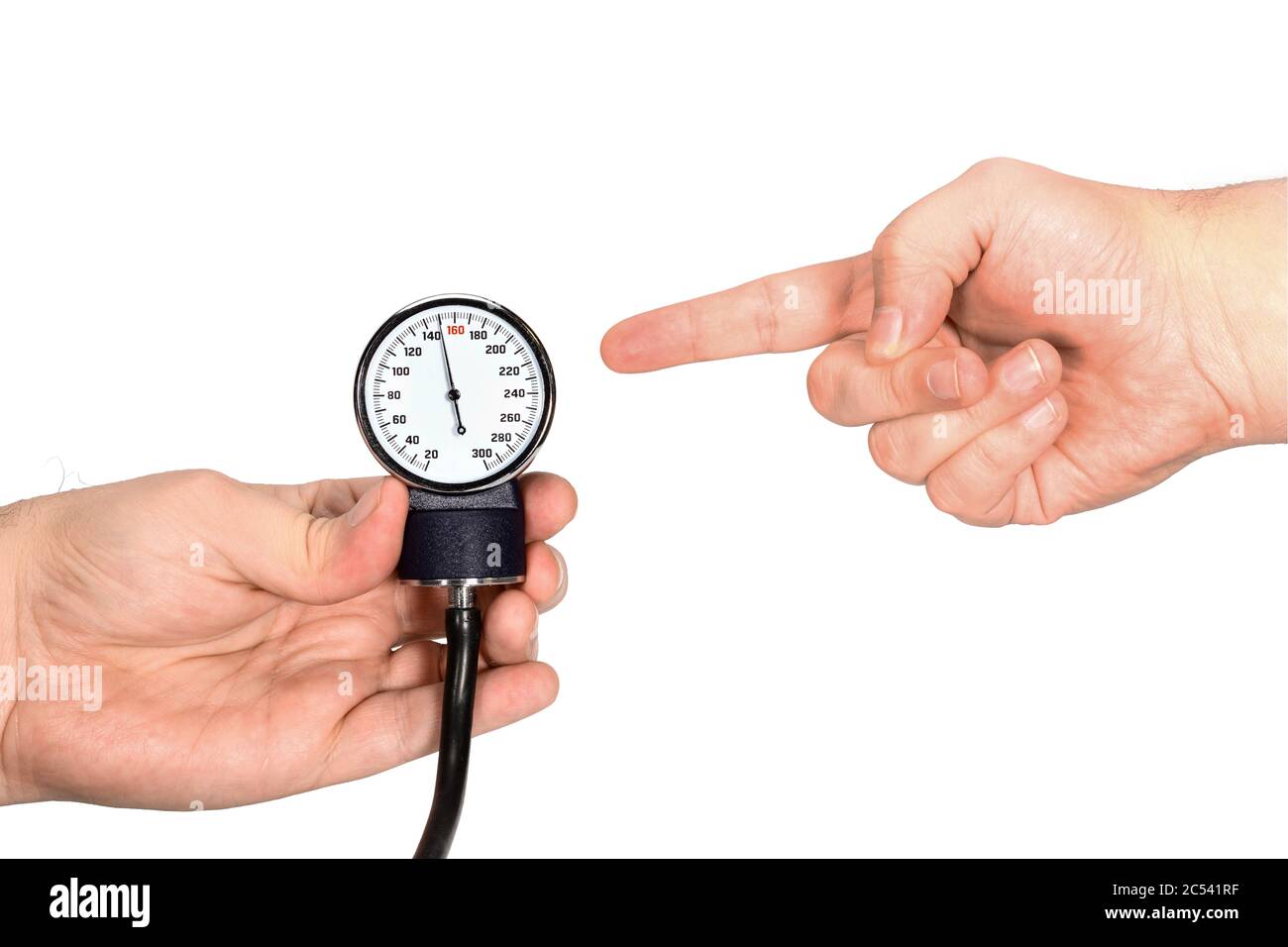 La mano del terapeuta tiene sfigmomanometro che mostra la pressione sanguigna pericolosa. La seconda mano punta a questo tonometro. Isolato su sfondo bianco. Foto Stock