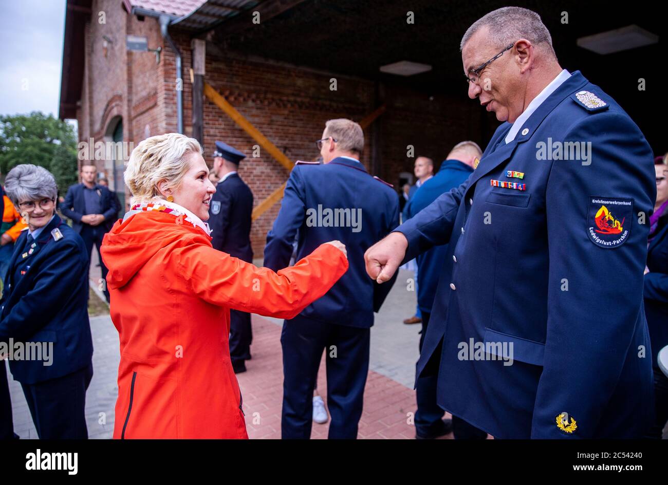 Alt Jabel, Germania. 30 giugno 2020. Manuela Schwesig (SPD), primo ministro del Meclemburgo-Pomerania occidentale, accoglie il pompiere Uwe Pulss in un incontro di un anno dopo gli incendi boschivi nella regione. Un anno fa, vigili del fuoco, polizia e forze armate tedesche hanno dovuto spegnere un grande incendio forestale per giorni alla fine. Il 26 giugno 2019, il più grande incendio forestale nella storia del Meclemburgo-Pomerania occidentale era scoppiato su più di 400 ettari di un'ex area di addestramento militare. Credit: Jens Büttner/dpa-Zentralbild/ZB/dpa/Alamy Live News Foto Stock