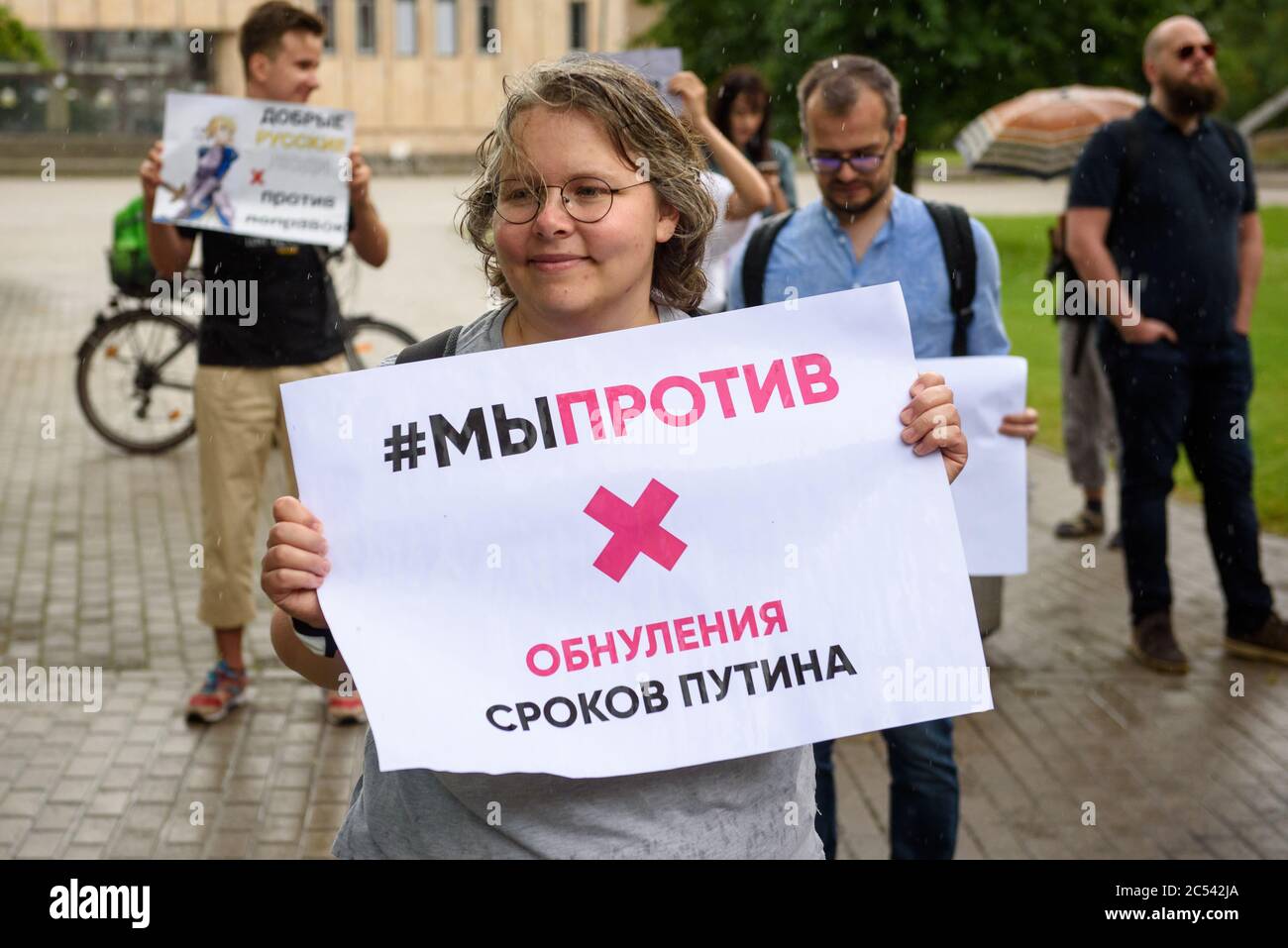 RIGA, LETTONIA. 30 giugno 2020. Protestare contro gli emendamenti della Costituzione in Russia e sostenere la società russa, mostrare solidarietà con il popolo russo. Ambasciata di Russia in Lettonia. Foto Stock