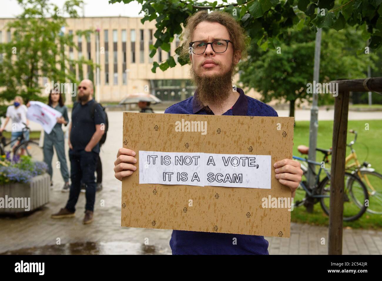 RIGA, LETTONIA. 30 giugno 2020. Protestare contro gli emendamenti della Costituzione in Russia e sostenere la società russa, mostrare solidarietà con il popolo russo. Ambasciata di Russia in Lettonia. Foto Stock