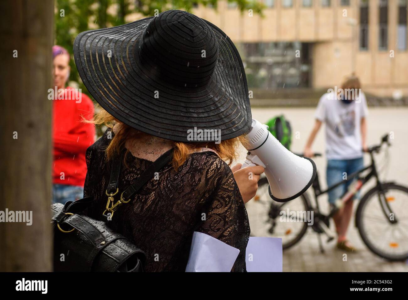 RIGA, LETTONIA. 30 giugno 2020. Protestare contro gli emendamenti della Costituzione in Russia e sostenere la società russa, mostrare solidarietà con il popolo russo. Ambasciata di Russia in Lettonia. Foto Stock