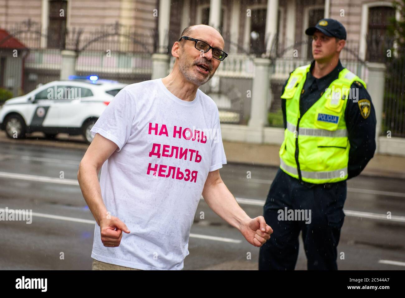 RIGA, LETTONIA. 30 giugno 2020. Protestare contro gli emendamenti della Costituzione in Russia e sostenere la società russa, mostrare solidarietà con il popolo russo. Ambasciata di Russia in Lettonia. Foto Stock