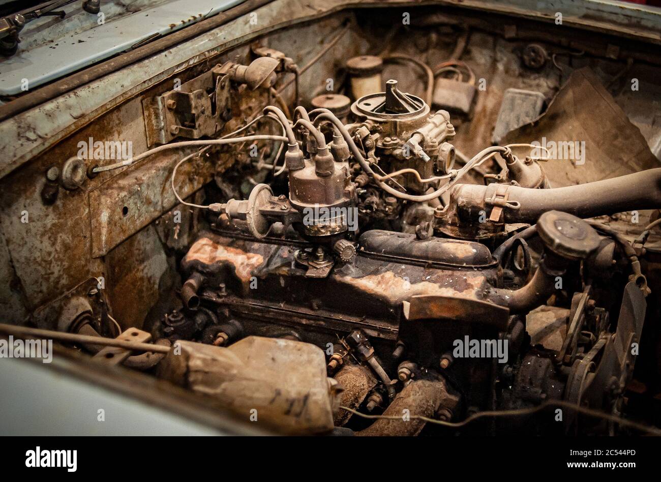 Concetto: Cofano dell'auto aperto e vano motore visibile Foto Stock