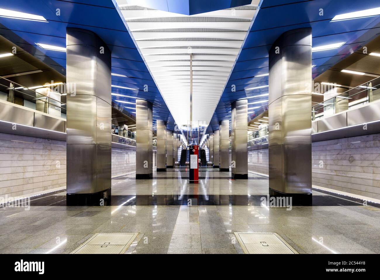 MOSCA - 10 AGOSTO 2016: Stazione della metropolitana Delovoy Tsentr. Si tratta di una stazione moderna, costruita nel 2014. Foto Stock